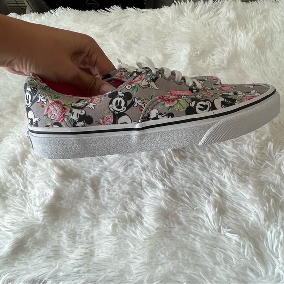 NEW Disney x Vans - Picture 5 of 9